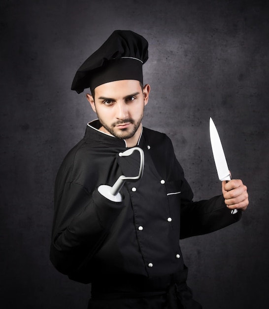 Un ritratto umoristico di un fornello da chef piratestyle in uniforme nera su sfondo grigio