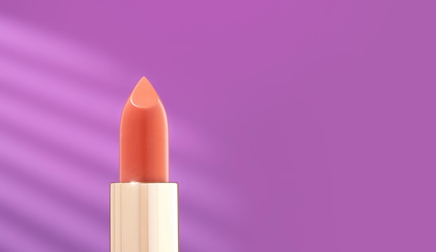 Un rossetto rosso brillante in una custodia d'oro su sfondo viola Cosmetici decorativi su uno sfondo viola brillante con luce solare Trucco cosmetico per il viso Spazio per la copia dal design minimalista