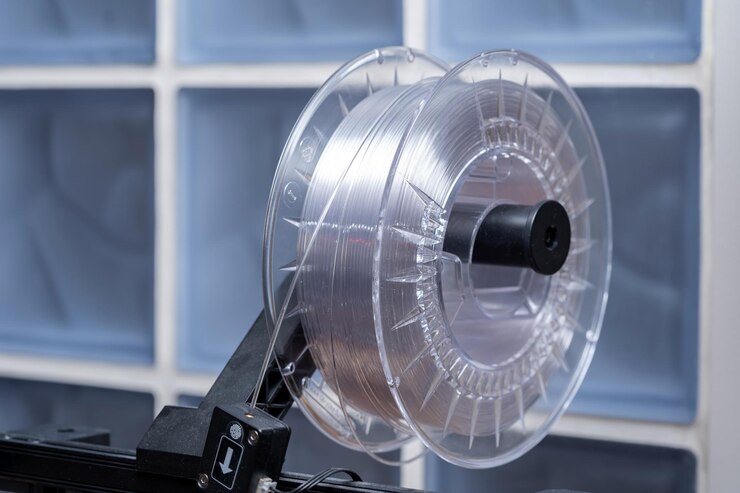 Un rotolo di filamento di stampa 3D bianco trasparente di alta qualità montato su un moderno dispositivo di stampante 3D