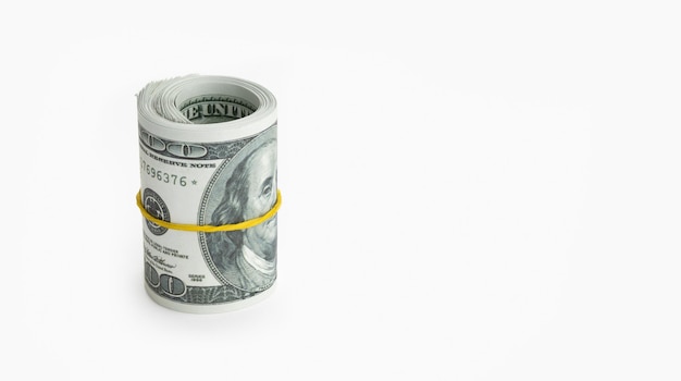 Un rotolo di moneta avvolto in un nastro elastico giallo isolato su sfondo bianco banconota in dollari statunitensi Copia spazio