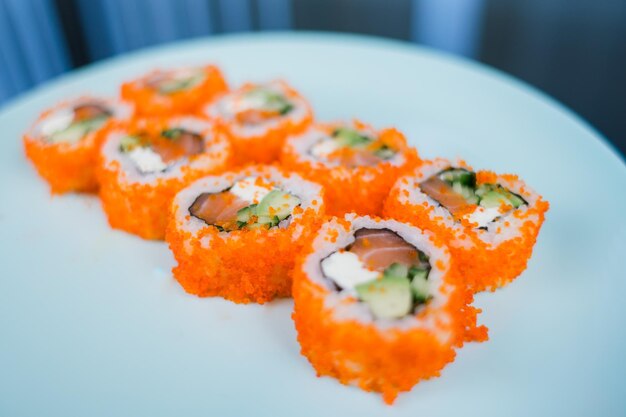 Un rotolo di salmone e riso con caviale tobiko