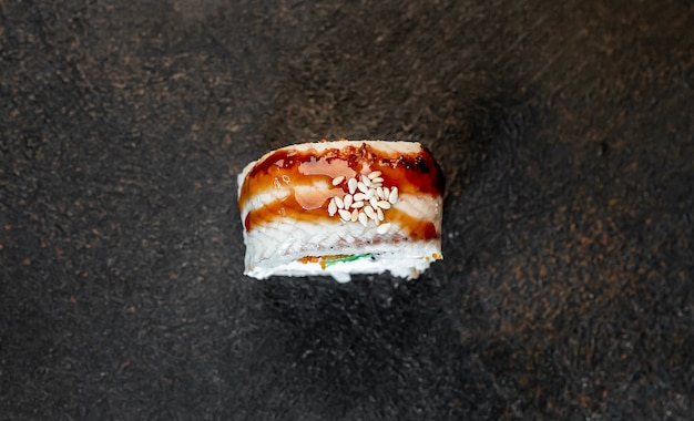 un rotolo di sushi su uno sfondo di pietra