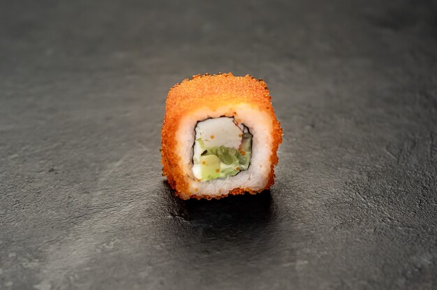 un rotolo di sushi su uno sfondo di pietra