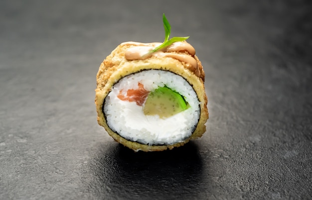 un rotolo di sushi su uno sfondo di pietra