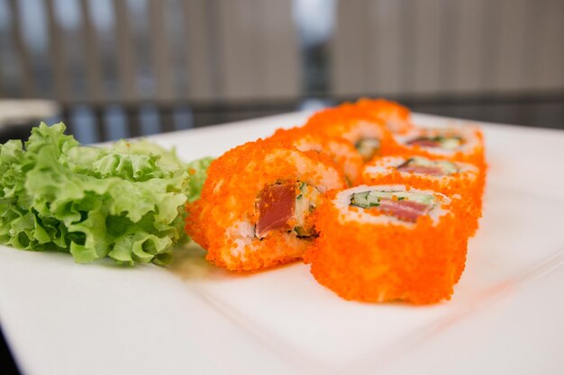 Un rotolo giapponese con tonno e riso bianco in caviale tobiko