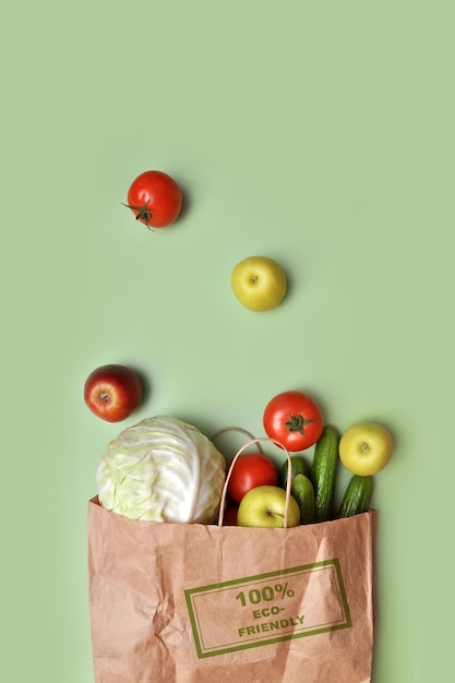 Un sacchetto di carta con un marchio 100 ecofriendly e frutta e verdura fresca Mangiare sanoxA