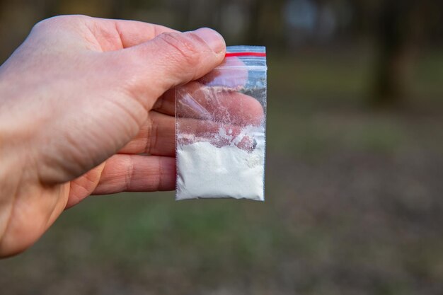 Un sacchetto di cocaina nelle mani Sostanze stupefacenti
