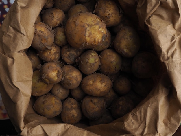 Un sacchetto marrone di patate con sopra la parola "patata".