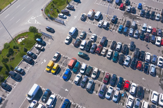 Un sacco di auto nel parcheggio affollato in file diritte da una vista dall'alto