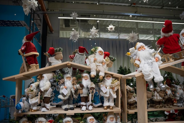 Un sacco di Babbo Natale sono in piedi sullo scaffale in un negozio di giocattoli