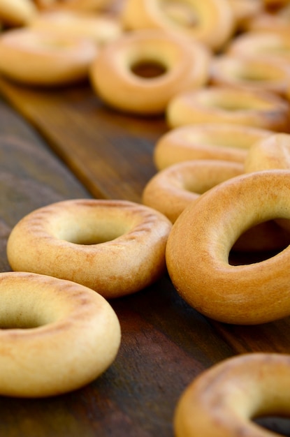 Un sacco di bagel gialli freschi giacciono sulla superficie del vecchio buio