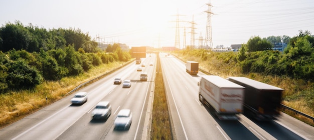 Un sacco di camion e automobili su un concetto di trasporto in autostrada