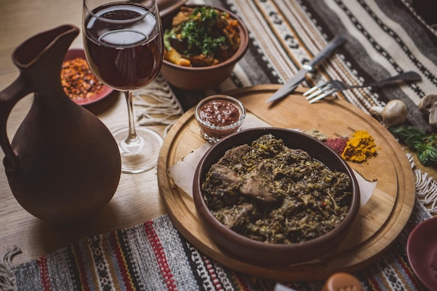 Un sacco di carne sul tavolo Vista dall'alto della cucina georgiana