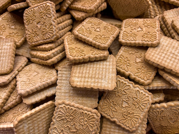 Un sacco di deliziosi biscotti dolci di forma quadrata
