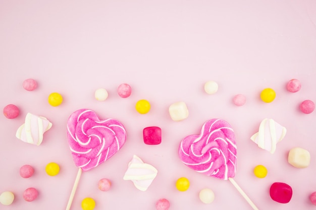 Un sacco di dolci lecca-lecca confetti e marshmallow Dolci e zucchero fanno obesità carie Vista dall'alto