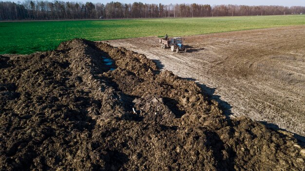 Un sacco di fertilizzante organico sul campo