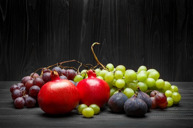 Un sacco di frutti diversi sulla parete di legno