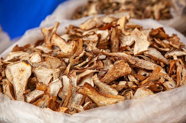 Un sacco di funghi secchi in un sacchetto a una fiera rurale.