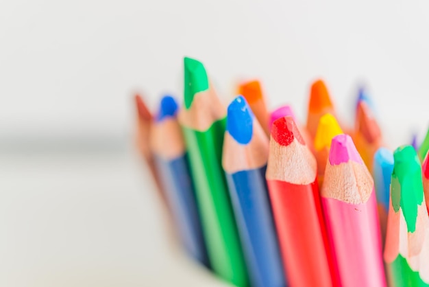 Un sacco di matita colorata per sfondo astratto