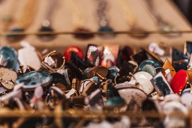 Un sacco di orecchini e gioielli nella vetrina del negozio di accessori femminili.