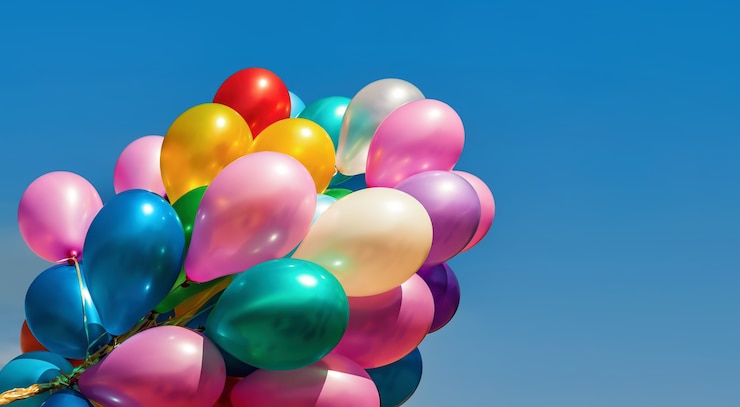 Foto un sacco di palloncini colorati sullo sfondo del cielo azzurro con nuvole
