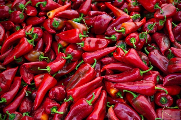 Un sacco di peperoni rossi come sfondo alimentare