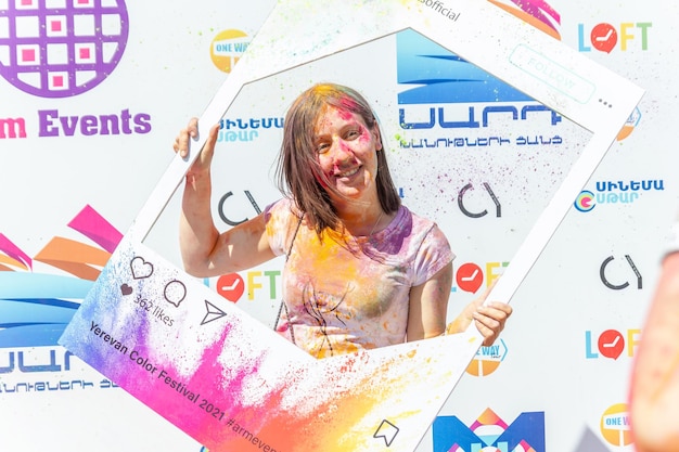 Un sacco di persone nel festival dei colori volti colorati del festival dei colori dei popoli in India
