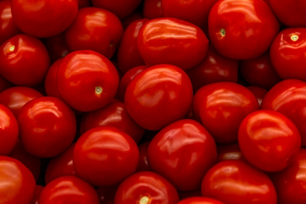 Un sacco di pomodori maturi sul banco Vitamine per la salute e prodotti naturali Primo piano