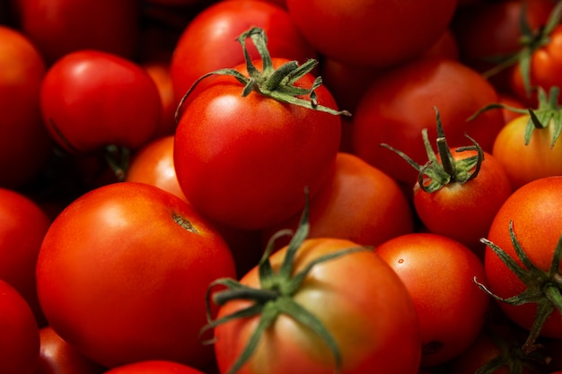 Un sacco di pomodori rossi maturi. Vitamine della natura e una dieta sana. Avvicinamento.