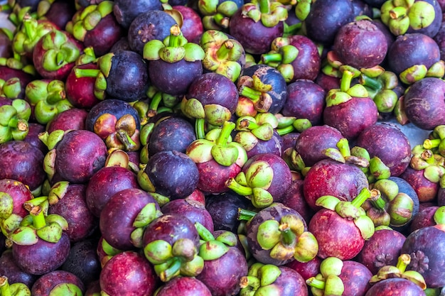 Un sacco di regina di frutta, mangoteen al mercato della frutta