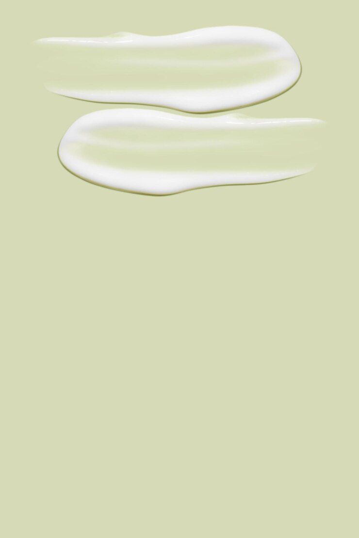 Un sacco di sbavature di crema cosmetica Superficie liscia e leggera In fila Ad angolo Vista dall'alto Texture di crema che scorre Tratti cremosi liquidi Su sfondo verde Banner di sfondo cosmetico