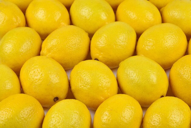 Un sacco di succosi limoni colorati nella confezione. Sfondo di limoni.