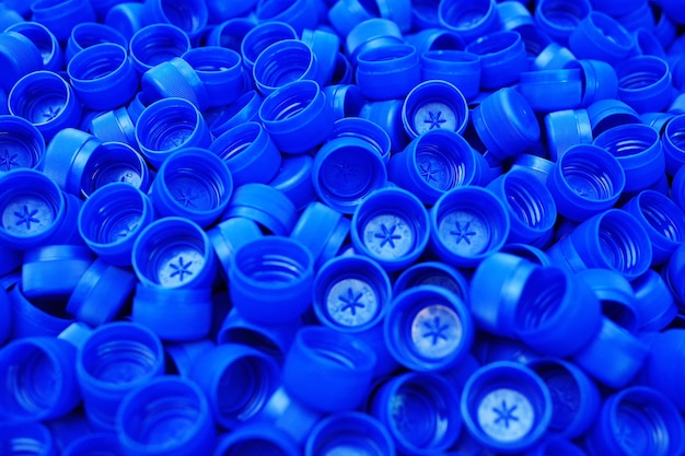 Un sacco di tappi di bottiglia in plastica blu pet si chiudono.