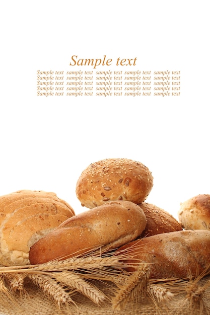 Un sacco di tipi di pane sono isolati su tela di sacco