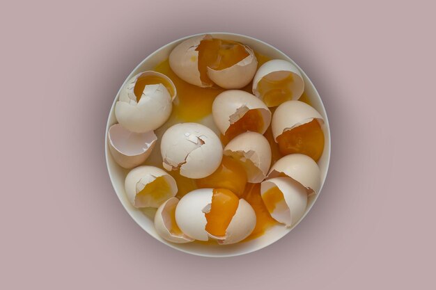 Un sacco di uova rotte in un piatto rotondo.