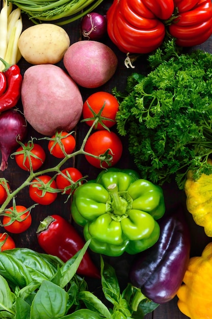 Un sacco di verdure fresche biologiche su uno sfondo di legno Raccolto autunnale Sfondo alimentare