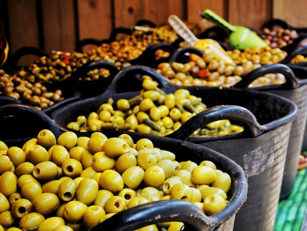 Un secchio di olive verdi in un mercato tradizionale