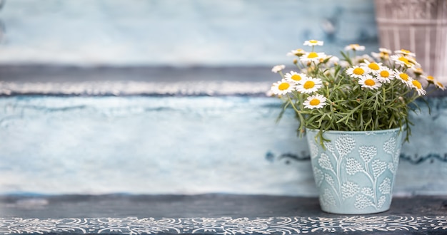 Un secchio o un vaso di fiori blu pieno di fiori estivi deliziosi e aromatici.