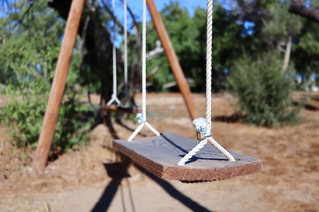 Un sedile oscillante in legno da vicino