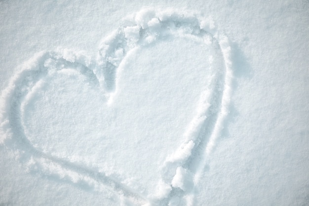 Un segno del cuore dipinto sulla neve. La vista dall'alto. La fine di San Valentino. Copia spazio