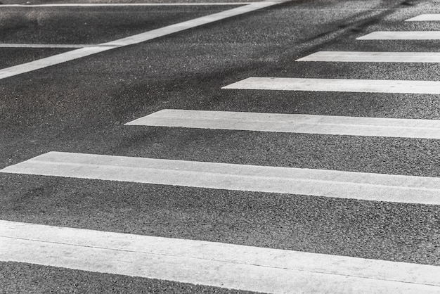 Un segno di traffico su una strada asfaltata