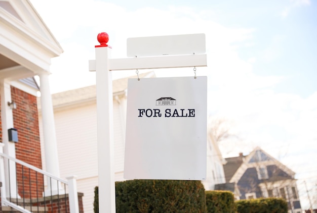 Un segno di vendita al di fuori di una casa