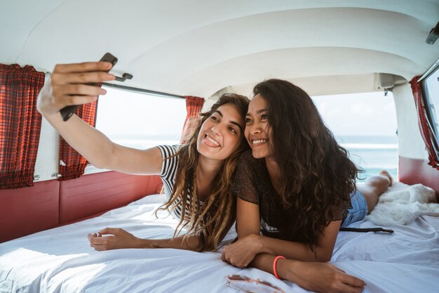 Un selfie di due ragazze con il sorriso stabilisce