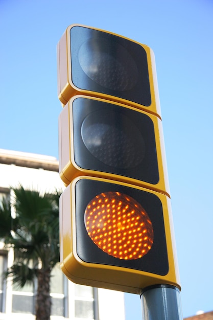 Un semaforo con una luce gialla