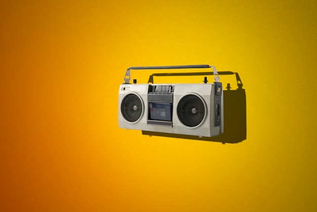 Un semplice registratore a cassette radio retrò astratto isolato su uno sfondo colorato, musica semplice da ascoltare sulla festa