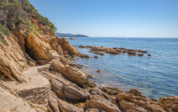 Un sentiero lungo la costa di la coruna