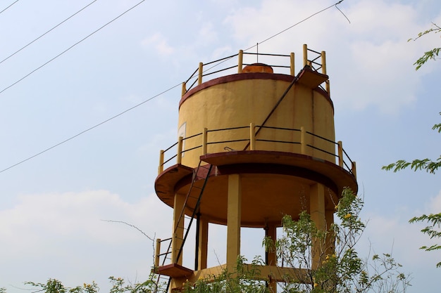 Un serbatoio d'acqua del villaggio costruito per immagazzinare l'acqua.