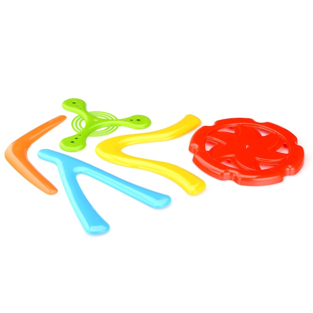 Un set di boomerang e frisbee in plastica colorati per giochi all'aperto Giochi attivi per bambini Boomerang isolati su uno sfondo bianco primo piano