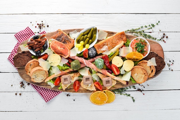 Un set di cibo Spuntini della cucina italiana su uno sfondo di legno Vista dall'alto Spazio per la copia gratuito