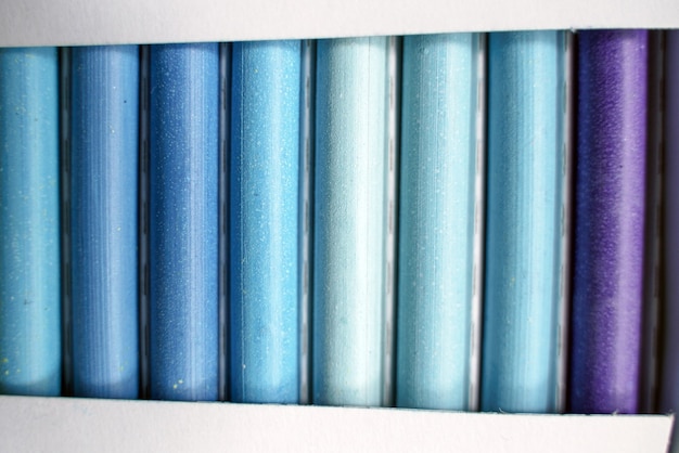Un set di matite pastello per lo più blu e azzurre in un pacchetto